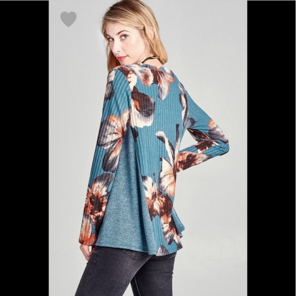 ❤️2 for $40❤️floral teal top - Picture 5 of 7